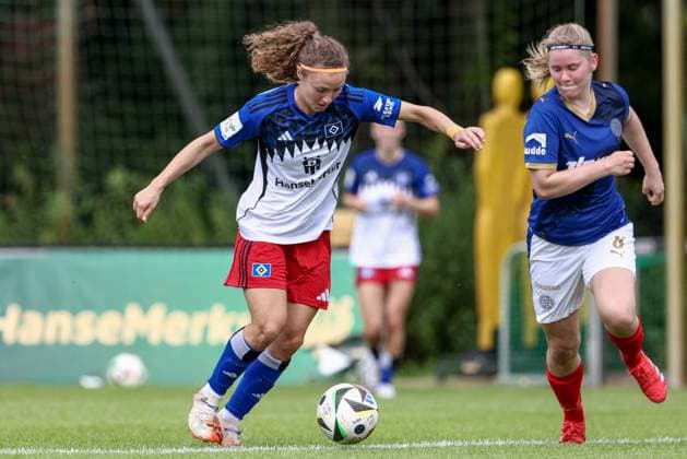 v li Melanie Brunnthaler Hamburger SV, 11 äam ball, single image, full body, action, action, game scene, Ronja Jürgensen Holstein Kiel, 8 , 20 07 2025, Norderstedt Germany , Soccer, Test match women, Hamburger SV Holstein Kiel xobx