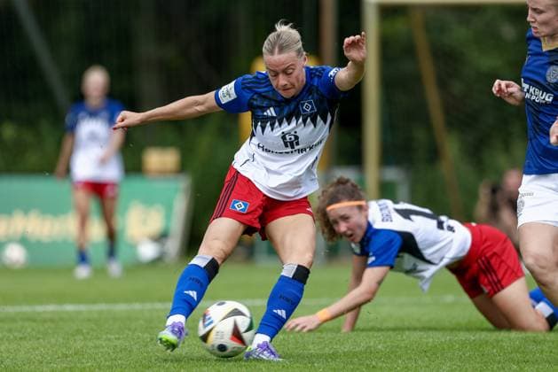 Sophie Hillebrand Hamburger SV, 22 on the ball, single image, full body, action, action scene, 20 07 2025, Norderstedt Germany , Soccer, Test match women, Hamburger SV Holstein Kiel xobx
