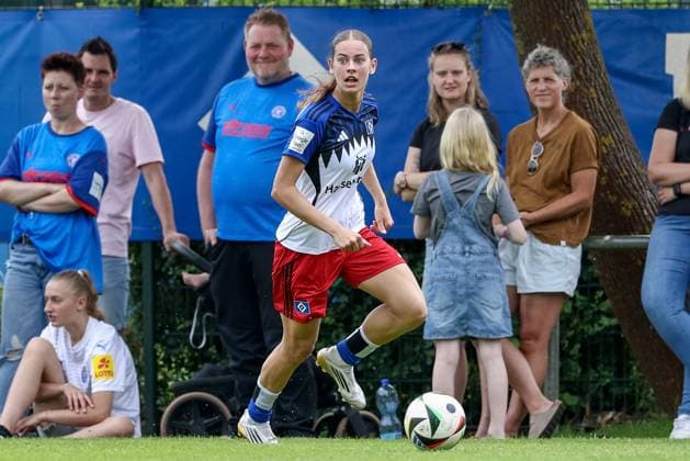 Leni Eggert Hamburger SV, 29 on the ball, cropped, single image, full body, action, action, game scene, 20 07 2025, Norderstedt Germany , soccer, test match women, Hamburger SV Holstein Kiel xobx