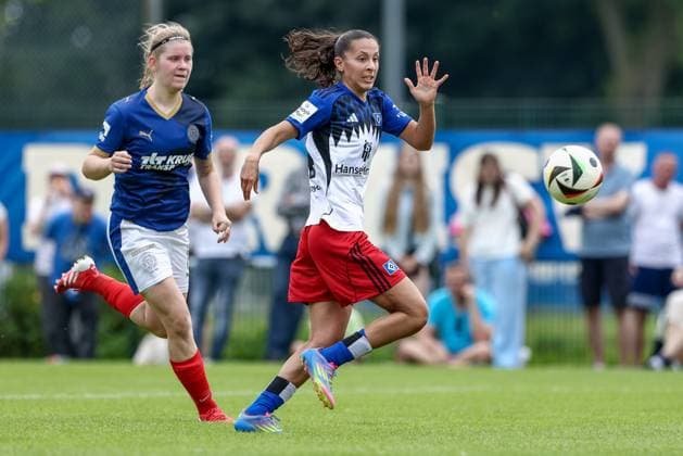 from left Ronja Jürgensen Holstein Kiel, 8 and Almudena Sierra Hamburger SV, 24 in running duel, duel, dynamics, action, action, match scene, 20 07 2025, Norderstedt Germany , Soccer, Test match women, Hamburger SV Holstein Kiel xobx