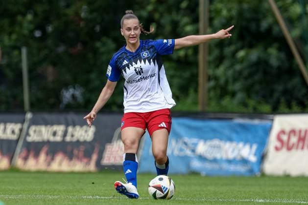 Emilia Hirche Hamburger SV, 20 on the ball, cropped, single image, full body, action, action, game scene, gives instructions, gestures, gesturing with arms, 20 07 2025, Norderstedt Germany , soccer, test match women, Hamburger SV Holstein Kiel xobx