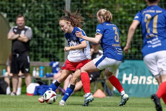 from left Melanie Brunnthaler Hamburger SV, 11 and Jasmin Grosnick Holstein Kiel, 3 in duel, duel, dynamic, action, action, match scene, 20 07 2025, Norderstedt Germany , Soccer, Test match women, Hamburger SV Holstein Kiel xobx