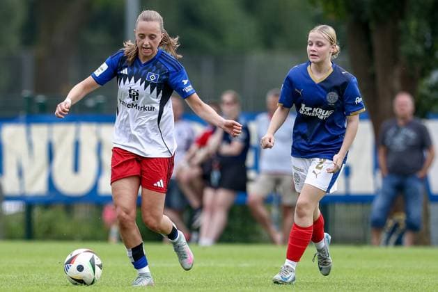 from left Victoria Schulz Hamburger SV, 19 and Emma Hartwig Holstein Kiel, 2 in duel, duel, dynamic, action, action scene, 20 07 2025, Norderstedt Germany , Soccer, Test match women, Hamburger SV Holstein Kiel xobx