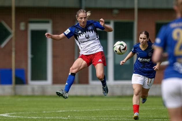 Nina Räcke Hamburger SV, 39 on the ball, single image, full body, action, action scene, 20 07 2025, Norderstedt Germany , Soccer, Test match women, Hamburger SV Holstein Kiel xobx