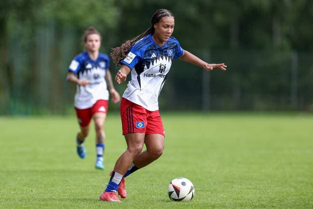 Melina Krüger Hamburger SV, 9 on the ball, single image, full body, action, action, game scene, 20 07 2025, Norderstedt Germany , Soccer, Test match women, Hamburger SV Holstein Kiel xobx