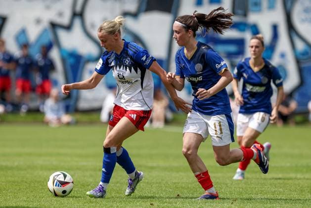 from left Sophie Hillebrand Hamburger SV, 22 and Paula Harder Holstein Kiel, 11 in duel, duel, dynamic, action, action, match scene, 20 07 2025, Norderstedt Germany , Soccer, Test match women, Hamburger SV Holstein Kiel xobx