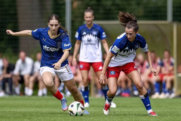 from left Arjela Lako Holstein Kiel, 17 and Pauline Machtens Hamburger SV, 28 in duel, duel, dynamics, action, action, match scene, 20 07 2025, Norderstedt Germany , Soccer, Test match women, Hamburger SV Holstein Kiel xobx