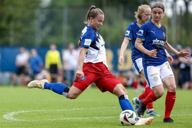 from left Christin Meyer Hamburger SV, 16 and Lea Althof Holstein Kiel, 21 in duel, duel, dynamics, action, action, match scene, 20 07 2025, Norderstedt Germany , Soccer, Test match women, Hamburger SV Holstein Kiel xobx