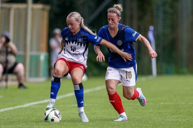 from left Mia Büchele Hamburger SV, 17 and Sandra Krohn Holstein Kiel, 16 in duel, duel, dynamic, action, action scene, 20 07 2025, Norderstedt Germany , Soccer, Test match women, Hamburger SV Holstein Kiel xobx
