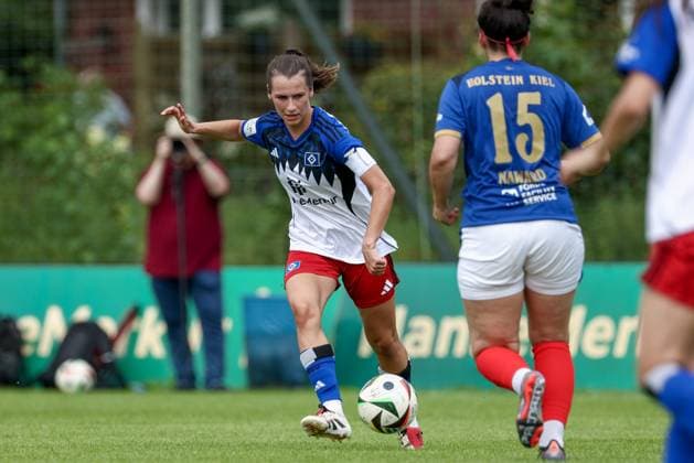 Pauline Machtens Hamburger SV, 28 on the ball, single image, full body, action, action scene, 20 07 2025, Norderstedt Germany , Soccer, Test match women, Hamburger SV Holstein Kiel xobx