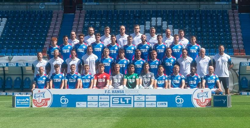 FC Hansa Rostock, 3 Liga, Potraittermin 2025 26, team photo, top row from left equipment manager Andy Thiem, team doctor Dr Thomas Willert, team doctor Dr Martin Randow, video analyst Oliver Grebing, physiotherapist Sebastian Schlettwein, bus driver Alex Ogrinc, physiotherapist, Nils Vielrose, Head Physiotherapist Martin Berthold Third row from left Tim Krohn, Kenan Fatkic, Dario Gebuhr, Ryan Naderi, Paul Stock, Leon Reichardt, Dominik Lanius, Lukas Wallner, Florian Carstens, Jan Mejdr Second row from left Director ProfifuBball Amir Shapourzadeh, Athletics Rehab Coach Daniel Rellman, Athletics Coach Reinhard Schnittker, Goalkeeper Coach Dirk Orlishausen, Felix Ruschke, Benno Dietze, Jonas Dirkner, David Hummel, Franz Pfanne, Co Coach Marcus Rabenhorst, Co Coach Dirk Flock, Head Coach Daniel Brinkmann front row from left Adrien Lebeau, Fiete Bock, Nico Neidhart, Cedric Harenbrock, Erik Maurer, Max Hagemoser, Benjamin Uphoff, Philipp Klewin, Marco Schuster, Andreas Voglsammer, Christian Kinsombi, Maximilian Krauß Team photo FC Hansa Rostock at Ostseestadion Rostock Ostseestadion Mecklenburg-Vorpommern Germany