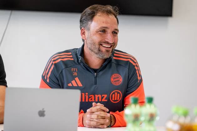 Jose Barcala Head Coach, FC Bayern Muenchen Women at the press talk before the official training FC Bayern Muenchen Women, Football, Google Pixel Women Bundesliga, Training Session, Season 2025 2026, 21 07 2025 DFL DFB REGULATIONS PROHIBIT ANY USE OF PHOTOGRAPHS as IMAGE SEQUENCES and or QUASI VIDEO FC Bayern Muenchen Women, Football, Google Pixel Women Bundesliga, Training Session, Season 2025 2026, 21 07 2025 Muenchen Copyright: xEibner-Pressefoto HeikexFeinerx EP_HFR