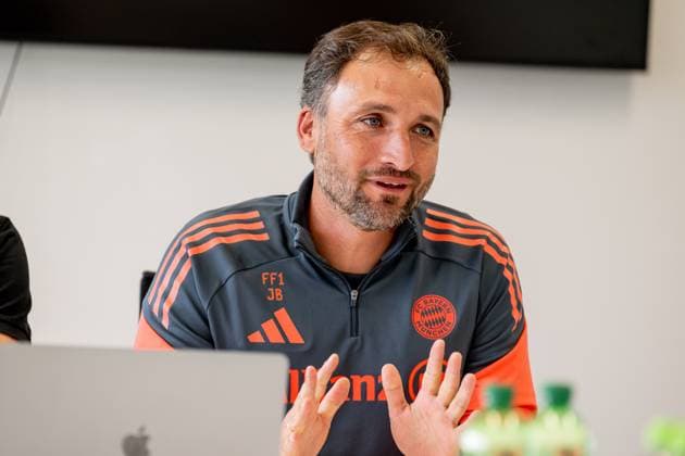 Jose Barcala Head Coach, FC Bayern Muenchen Women at the press talk before the official training FC Bayern Muenchen Women, Football, Google Pixel Women Bundesliga, Training Session, Season 2025 2026, 21 07 2025 DFL DFB REGULATIONS PROHIBIT ANY USE OF PHOTOGRAPHS as IMAGE SEQUENCES and or QUASI VIDEO FC Bayern Muenchen Women, Football, Google Pixel Women Bundesliga, Training Session, Season 2025 2026, 21 07 2025 Muenchen Copyright: xEibner-Pressefoto HeikexFeinerx EP_HFR