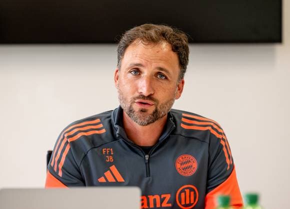 Jose Barcala Head Coach, FC Bayern Muenchen Women at the press talk before the official training FC Bayern Muenchen Women, Football, Google Pixel Women Bundesliga, Training Session, Season 2025 2026, 21 07 2025 DFL DFB REGULATIONS PROHIBIT ANY USE OF PHOTOGRAPHS as IMAGE SEQUENCES and or QUASI VIDEO FC Bayern Muenchen Women, Football, Google Pixel Women Bundesliga, Training Session, Season 2025 2026, 21 07 2025 Muenchen Copyright: xEibner-Pressefoto HeikexFeinerx EP_HFR
