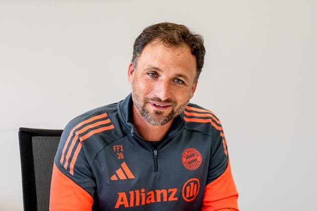 Jose Barcala Head Coach, FC Bayern Muenchen Women at the press talk before the official training FC Bayern Muenchen Women, Football, Google Pixel Women Bundesliga, Training Session, Season 2025 2026, 21 07 2025 DFL DFB REGULATIONS PROHIBIT ANY USE OF PHOTOGRAPHS as IMAGE SEQUENCES and or QUASI VIDEO FC Bayern Muenchen Women, Football, Google Pixel Women Bundesliga, Training Session, Season 2025 2026, 21 07 2025 Muenchen Copyright: xEibner-Pressefoto HeikexFeinerx EP_HFR