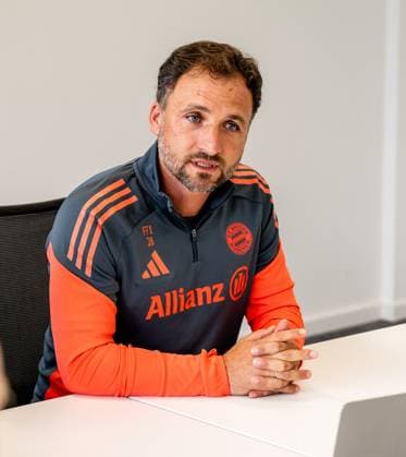 Jose Barcala Head Coach, FC Bayern Muenchen Women at the press talk before the official training FC Bayern Muenchen Women, Football, Google Pixel Women Bundesliga, Training Session, Season 2025 2026, 21 07 2025 DFL DFB REGULATIONS PROHIBIT ANY USE OF PHOTOGRAPHS as IMAGE SEQUENCES and or QUASI VIDEO FC Bayern Muenchen Women, Football, Google Pixel Women Bundesliga, Training Session, Season 2025 2026, 21 07 2025 Muenchen Copyright: xEibner-Pressefoto HeikexFeinerx EP_HFR