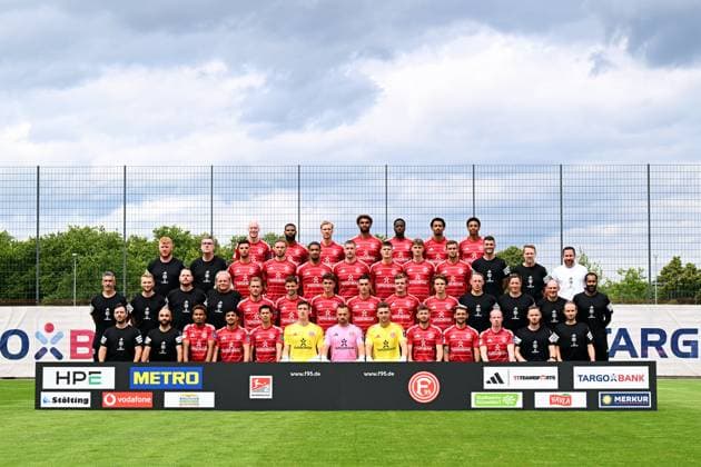 Fortuna Düsseldorf 2 BL, Porträttermin 2025 2026, Team photo Top row, from left to right Valgeir Lunddal, Jamil Siebert, Vincent Vermeij, Elias Egouli, King Manu, Emmanuel Iyoha, , Sima Suso Second row from top, from left to right Tom Wirtz Equipment Manager , Oliver Paashaus Equipment Manager , Anouar El Azzouzi, Jona Niemiec, Kenneth Schmidt, Jordy de Wijs, Danny Schmidt, Luca Raimund, Tim Oberdorf , Andreas Gross Athletic trainer , Sascha Rösler Head of licensed players department , Christian Weber Sports director Third row from top, from left to right Engin Cicem Athletic trainer , Jonathan Hoppe Physiotherapist , Axel Zehle Mental coach , Dr. Ulf Blecker Team doctor , Tim Rossmann, Moritz Heyer, Giovanni Haag, Sotiris Alexandropoulos, Christian Rasmussen, Julian Hettwer, Christoph Semmler Goalkeeper coach , Jan Hoepner Co coach , Manfred Stefes Co coach , Daniel Thioune Head coach Bottom row, from left to right Mathias Eckl Physiotherapist , Fais Al Mami Physiotherapist , Karim Affo, Hamza Anhari, Shinta Appelkamp, Florian Schock, Florian Kastenmeier, Marcel Lotka, Christopher Lenz, Matthias Zimmermann, Dennis Jastrzembski, Benjamin Fischer Videoanalyst , Jonas Bergerhoff Videoanalyst