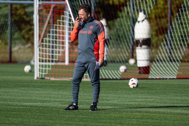 Jose Barcala Head Coach, FC Bayern Muenchen Women FC Bayern Muenchen Women, Football, Google Pixel Women Bundesliga, Training Session, Season 2025 2026, 21 07 2025 DFL DFB REGULATIONS PROHIBIT ANY USE OF PHOTOGRAPHS as IMAGE SEQUENCES and or QUASI VIDEO FC Bayern Muenchen Women, Football, Google Pixel Women Bundesliga, Training Session, Season 2025 2026, 21 07 2025 Muenchen Copyright: xEibner-Pressefoto HeikexFeinerx EP_HFR