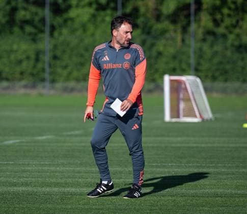 Jose Barcala Head Coach, FC Bayern Muenchen Women FC Bayern Muenchen Women, Football, Google Pixel Women Bundesliga, Training Session, Season 2025 2026, 21 07 2025 DFL DFB REGULATIONS PROHIBIT ANY USE OF PHOTOGRAPHS as IMAGE SEQUENCES and or QUASI VIDEO FC Bayern Muenchen Women, Football, Google Pixel Women Bundesliga, Training Session, Season 2025 2026, 21 07 2025 Muenchen Copyright: xEibner-Pressefoto HeikexFeinerx EP_HFR
