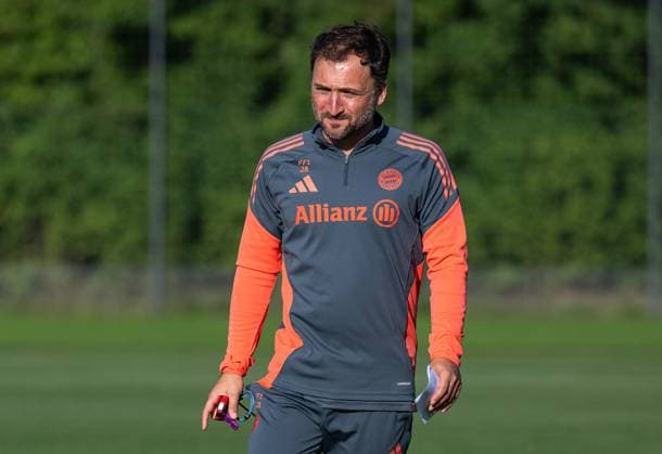 Jose Barcala Head Coach, FC Bayern Muenchen Women FC Bayern Muenchen Women, Football, Google Pixel Women Bundesliga, Training Session, Season 2025 2026, 21 07 2025 DFL DFB REGULATIONS PROHIBIT ANY USE OF PHOTOGRAPHS as IMAGE SEQUENCES and or QUASI VIDEO FC Bayern Muenchen Women, Football, Google Pixel Women Bundesliga, Training Session, Season 2025 2026, 21 07 2025 Muenchen Copyright: xEibner-Pressefoto HeikexFeinerx EP_HFR