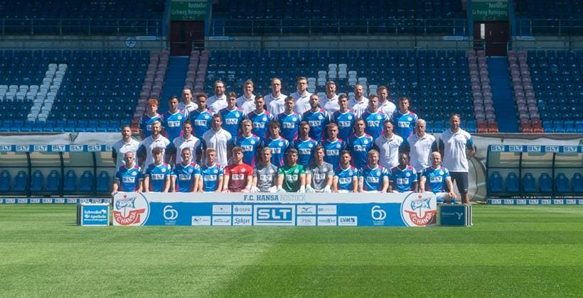 FC Hansa Rostock, 3 Liga, Potraittermin 2025 26, team photo, top row from left equipment manager Andy Thiem, team doctor Dr Thomas Willert, team doctor Dr Martin Randow, video analyst Oliver Grebing, physiotherapist Sebastian Schlettwein, bus driver Alex Ogrinc, physiotherapist, Nils Vielrose, Head Physiotherapist Martin Berthold Third row from left Tim Krohn, Kenan Fatkic, Dario Gebuhr, Ryan Naderi, Paul Stock, Leon Reichardt, Dominik Lanius, Lukas Wallner, Florian Carstens, Jan Mejdr Second row from left Director ProfifuBball Amir Shapourzadeh, Athletics Rehab Coach Daniel Rellman, Athletics Coach Reinhard Schnittker, Goalkeeper Coach Dirk Orlishausen, Felix Ruschke, Benno Dietze, Jonas Dirkner, David Hummel, Franz Pfanne, Co Coach Marcus Rabenhorst, Co Coach Dirk Flock, Head Coach Daniel Brinkmann front row from left Adrien Lebeau, Fiete Bock, Nico Neidhart, Cedric Harenbrock, Erik Maurer, Max Hagemoser, Benjamin Uphoff, Philipp Klewin, Marco Schuster, Andreas Voglsammer, Christian Kinsombi, Maximilian Krauß Team photo FC Hansa Rostock at Ostseestadion Rostock Ostseestadion Mecklenburg-Vorpommern Germany