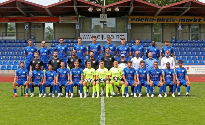 SGV Freiberg Porträttermin 2025 2026 Back left Marius Köhl 11 Jacob Engel 3 Christian Schmidt 9 Diamant Lokaj 8 Karlo Kuranyi 22 Tim Schmidt 17 Tim Pietsch 21 Amir Sivic 19 Abou Ballo 27 Melvin Cerkez 18 Middle row left Niklas Gröll, coach Kushtrim Lushtaku, co-coach David Pisot, co-coach Asilhan Yildiz, goalkeeping coach Niclas Heimann, coach Mustafa Günbele, Sporting Director Mario Estasi, Commercial Director Manfred Bleile, President Ermin Cerkez Front left Leon Petö 7 Matt Zie 20 Aris Malaj 23 Gal Grobelnik 29 Marco Kehl Gomez 10 Ante Eljuga 40 Benedikt Grawe 1 Mateo Drjlo 33 Lukas Laupheimer 6 David Girmann 14 Tino Bradara 2 Ryan Adigo 30 Adam Krstanovic U19 Freiberg Freiberg, GER, 20 07 2025 ,Soccer Reginalliga Südwest 2025 2026