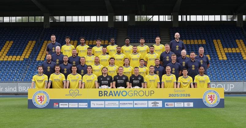 Eintracht Braunschweig 2 BL, portraettermin 2025 2026 Team photo, hi row from left Florian Brand team doctor , Walid Ould Chikh, Sanoussy Ba, Johan Gomez, Christian Conteh, Abdel Haq Awali, Fabio Kaufmann, Sven Koehler, Dr. Alexander Ruhe Chiropractor 3rd row from left Florian Horn Physiotherapist , Christian Degenhardt Head of Physiotherapy , Max Marie, Robin Krausse, Leon Bell Bell, Mehmet Aydin, Fabio Di Michele Sanchez, Holm Stelzer Team Manager , Berthold Schliwa Supervisor , Christian Skolik Equipment Manager, Coach driver 2nd row from left Heiner Backhaus Head coach , Marc Pfitzner Co coach , Marcel Goslar Co coach , Marvin Rittmueller, Sidney Raebiger, Lino Tempelmann, Robin Heusser, Jesper Schwarz Performance , Julius Schell Co coach Video analysis , Jasmin Fejzic Goalkeeping coach Bottom rowfrom left Kevin Ehlers, Sebastian Polter, Frederik Jaekel, Levente Szabo, Marko Rajkovacic, Ron Thorben Hoffmann, Leon Herdes, Lukas Frenkert, Louis Breunig, Erencan Yardimci, Sidi Sane Missing Simon Fitzner Internist