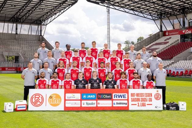 Rot Weiss Essen 3 Liga, Porträttermin 2025 2026 Team photo, top row from left Manuel Lenz Goalkeeper Coach , Tobias Schmidt Athletics Coach , Franci Bouebari, Klaus Gjasula, Michael Schultz, Tobias Kraulich, Marek Janssen, Patrick Nonhoff Team Doctor , Carsten Wolters Team Manager third row from left Aaron Beisswenger Co Coach Analysis , Dominik Ernst Co Coach , Dominik Martinovic, Jaka Cuber Potocnik, Lucas Brumme, Michael Kostka, Luca Bazzoli, Jannik Hofmann, Niklas Trottenberg Physiotherapist , Alexander Dolls Physiotherapist second row from left Uwe Koschinat Head Coach , Paul Freier Co Trainer , Tom Moustier, Torben Muesel, Gianluca Swajkowski, Ahmet Arslan, Nico Schulte Kellinghaus, Marvin Obuz, Matthias Gesenhues Rehab coach , Andreas Schroeder Equipment manager front row from left Ramien Safi, Ekin Celebi, Nils Kaiser, Felix Wienand, Jakob Golz, Malte Bruening, Kaito Mizuta, Jose Enrique Rios Alonso, Kelsey Owusu North Rhine-Westphalia Germany