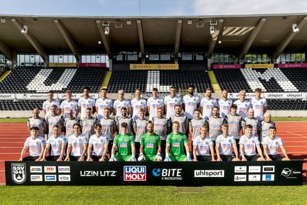 SSV Ulm 1846 Fußball 3 Liga, Porträttermin 2025 2026, Team photo SSV Ulm 1846 Fußball 3 Liga, Porträttermin 2025 2026, Team photo, hi row from left Jonathan Meier, Jan Boller, Julian Etse, Lukas Mazagg, Niklas Kölle, Dennis Dressel, Marcel Wenig, Aleksandar Kahvic, Andre Becker, Lucas Röser, Johannes Reichert, Niklas Castelle, Sadin Crnovrsanin mi row from left Robert Lechleiter Head Coach , Matthias Lust Co Coach , Christoph Kappel Co Coach Analysis , Holger Betz TW Coach , Tim Gulde Athletic Trainer , Dr Sebastian Schulz Athletic Trainer , Patrick Waltenberger Match Analyst , Dr Christoph Buck Team Physician , Dr Alexander Henze Team Physician , Raimund Felber Physio , Patrick Flip Physio , Jens Elsholz Equipment Manager , Kevin Klein Equipment Manager , Emilio Tancredi Coach from left Ensar Aksakal, Dennis Chessa, Max Brandt, Elias Löder, Max Schmitt, Christian Ortag, Marvin Seybold, Ben Westermeier, Julian Kudala, Luis Görlich, Max Scholze Photo Lucca Fundel Ulm Donaustadion Ulm Baden Württemberg Germany