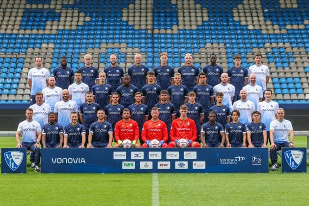 23 07 2025, Football, 2 Bundesliga, Season 2025 2026, VfL Bochum, 4th row from left Towarttrainer Sebastian Baumgartner VfL Bochum , Ibrahim Sissoko VfL Bochum , Collin Kleine Bekel VfL Bochum , Kevin Stöger VfL Bochum , Philipp Hofmann VfL Bochum , Mats Pannewig VfL Bochum , Philipp Strompf VfL Bochum , Ibrahima Sissoko VfL Bochum , Moritz Broschinski VfL Bochum , Niklas Honnete VfL Bochum 3 row from left Co coach Marc Andrà Kruska VfL Bochum , Co coach Anthony Losilla VfL Bochum , Noah Loosli VfL Bochum , Mathis Clairicia VfL Bochum , Cajetan Lenz VfL Bochum , Leandro Morgalla VfL Bochum , Francis Onyeka VfL Bochum , Nico Böttcher VfL Bochum , Maik Liesbrock VfL Bochum 2nd row from left Coach Dieter Hecking VfL Bochum , Co Coach Murat Ural VfL Bochum , Matus Bero VfL Bochum , Kjell Wätjen VfL Bochum , Ramario Rösch VfL Bochum , Gerrit Holtmann VfL Bochum , Kasper Koscierski VfL Bochum , Alessandro Crimaldi VfL Bochum , Mark Sandfort VfL Bochum , Dr Ghani Hilal VfL Bochum 1 row from l Björn Kadlubowski VfL Bochum , Moritz Broni Kwarteng VfL Bochum , Felix Passlack VfL Bochum , Maximilian Wittek VfL Bochum , Niclas Thiede VfL Bochum , Goalkeeper Timo Horn VfL Bochum , Hugo Rölleke VfL Bochum , Koji Miyoshi VfL Bochum , Lirim Jashari VfL Bochum , Mathis Beckmann VfL Bochum Bochum NRW NRW Germany xRHR PHOTO TRx Copyright: TimxRehbein RHR-FOTOx RHR-FOTO TR