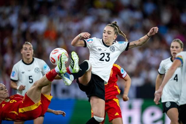 Sophia Kleinherne Germany, 23 on the ball in a duel with Esther Gonzalez Spain, 09 , SUI, Germany vs Spain, Soccer, UEFA Womens Euro 2025, Semi-final, 23 07 2025 SUI, Germany vs Spain, Soccer, UEFA Womens Euro 2025, Semi-final, 23 07 2025 Zuerich Copyright: xEibner-Pressefoto Memmlerx EP_MMR