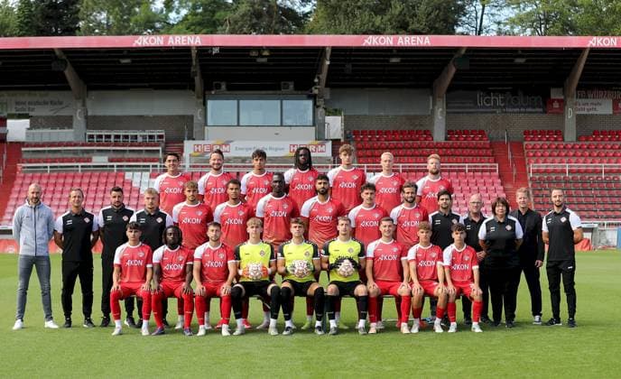 24 07 2025, Regionalliga Bayern, FC Wuerzburger Kickers, Regionalliga Bayern, Portraettermin 2025 2026 back row from left , Eroll Zejnullahu FC Wuerzburger Kickers , Peter Kurzweg FC Wuerzburger Kickers , Batuhan Goegce FC Wuerzburger Kickers , Sherif Cisse FC Wuerzburger Kickers , Tiago de Moura Moraes FC Wuerzburger Kickers , Luke Hemmerich FC Wuerzburger Kickers , Patrick Hofmann FC Wuerzburger Kickers middle row from left , Sports Director Sebastian Neumann FC Wuerzburger Kickers , Coach Marc Reitmaier FC Wuerzburger Kickers , Fitness Coach Alban Ramaj FC Wuerzburger Kickers , Goalkeeper Coach Lukas Wenzel FC Wuerzburger Kickers , Marius Uhl FC Wuerzburger Kickers , Jermain Nischalke FC Wuerzburger Kickers , Tarsis Bonga FC Wuerzburger Kickers , Ebrahim Fahrahnak FC Wuerzburger Kickers , Dominic Schmidt FC Wuerzburger Kickers , Daniel Haegele FC Wuerzburger Kickers , team doctor Dr Yama Kamawal FC Wuerzburger Kickers , team coach Thomas Dornbusch FC Wuerzburger Kickers , team coach Rosi Orner FC Wuerzburger Kickers , chairman Andre Herber FC Wuerzburger Kickers , physiotherapist Philipp Inzenhofer FC Wuerzburger Kickers front row from left , Mustafa Zekiroski FC Wuerzburger Kickers , Eliot Muteba FC Wuerzburger Kickers , Dominik Meisel FC Wuerzburger Kickers , Simon Langer FC Wuerzburger Kickers , Johann Hipper FC Wuerzburger Kickers , Nick Guttenberger FC Wuerzburger Kickers , Tim Kraus FC Wuerzburger Kickers , Bennet Knaus FC Wuerzburger Kickers , Dorian Deppner FC Wuerzburger Kickers Missing Liam Omore FC Wuerzburger Kickers , Maximillian Fesser FC Wuerzburger Kickers Wuerzburg AKON ARENA Bayern Germany