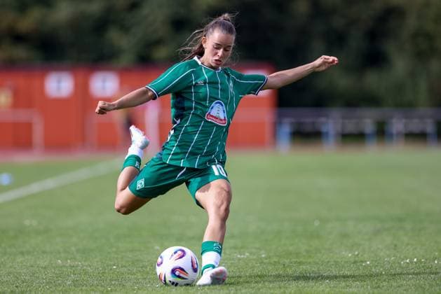 Tuana Mahmoud SV Werder Bremen, 10 on the ball, cropped, single image, full body, action, action scene, 24 07 2025, Bremen Germany , soccer, test match women, SV Werder Bremen Cerezo Osaka Yanmar Ladies xobx