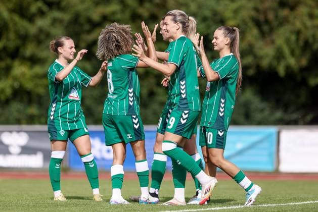 SV Werder Bremen players with goal celebration, cheering, jubilant, optimistic, match scene, highlight, joy about the goal to 1 0, 24 07 2025, Bremen Germany , football, test match women, SV Werder Bremen Cerezo Osaka Yanmar Ladies xobx