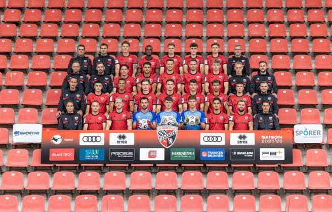 FC Ingolstadt 04 3 Liga, Porträttermin 2025 2026, Team photo hi row from left Team doctor Dr Sebastian Elsler FCI , Benedikt Blaser Physiotherapist , Jonas Scholz 15, FCI Donald Nduka 27, FCI , Simon Lorenz 32, FCI , Elias Decker 4, FCI , Jasper Maljojoki 23, FCI , Equipment Manager Michael Klattenbach FCI 2 von o Thomas Reinl Head of Physiotherapy , Athletics Coach Rafael Lopez FCI , Dennis Kaygin 10, FCI , Fredrik Carlsen 8, FCI , Lukas Fröde 34, FCI , Max Besuschkow 17, FCI , Max Plath 14 FCI , Yannick Schmidt Match Analyst , Team coordinator Marcel Posselt FCI 3 v o Goalkeeper coach Arvid Schenk FCI , Emre Gül 5, FCI Marcel Costly 22, FCI , Frederik Christensen 11, FCI Julian Kügel 29, FCI , Mads Borchers 9, FCI , Yann Sturm 7, FCI , Gustav Christensen 24, FCI , Co-coach Fabian Reichler FCI Bottom row Head coach Sabrina Wittmann FCI , Mattis Hoppe 2, FCI , Linus Rosenlöcher 19, FCI , Goalkeeper Kai Eisele 25, FCI , Goalkeeper Markus Ponath 1, FCI , Goalkeeper David Klein 47, FCI , Berkay Öztürk 39 FCI , Yannick Deichmann 20, FCI , Co-coach Ilia Gurev FCI 3 Liga FC Ingolstadt 04 Season 2025 2026 Team photo