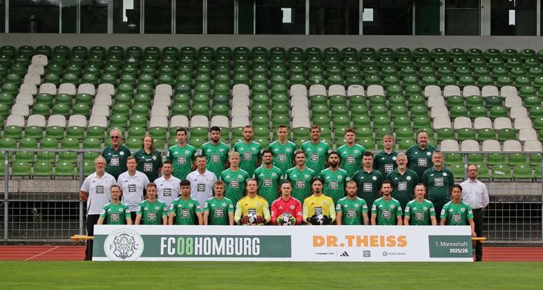 26 07 2025, xmohx, Soccer Regionalliga Suedwest, FC Homburg Photo session season 2025 26 v l Team picture FC 08 Homburg 2025 2026 Back from left to right Team doctor Peter Junkes, team doctor Gabriele Gouverneur, Phillipp Steinhart, Miguel Goncalves, Amar Suljić, Michael Heilig, Manuel Kober, Frederik Schumann, athletics coach Clemens Struck, coach Altay Tsitak Center from left to right Head coach Roland Seitz, assistant coach Benjamin Schwarz, assistant coach Sven Sökler, goalkeeping coach Enver Marina, Grischa Walzer, Oliver KovaÄić, Nils Röseler, Hilal El Helwe, physiotherapist Alexander Downey, physiotherapist Klaus Ambrosch, greenkeeper Predrag Lamesic, managing director Rafael Kowollik Front from left to right Justin Petermann, Tim Steinmetz, Nicolas Jörg, Tim Littmann, Lukas Hoffmann, Michael Gelt, Elias Cervenka, Mart Ristl, Armend Qenaj, Markus Mendler, Minos Gouras Missing Frederic Baum DFL DFB REGULATIONS PROHIBIT ANY USE OF PHOTOGRAPHS as IMAGE SEQUENCES and or QUASI VIDEO Homburg