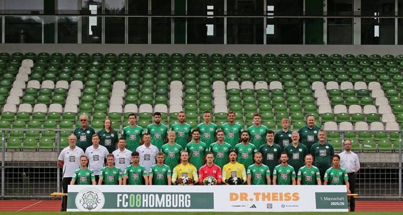 26 07 2025, xmohx, Soccer Regionalliga Suedwest, FC Homburg Photo session season 2025 26 v l Team picture FC 08 Homburg 2025 2026 Back from left to right Team doctor Peter Junkes, team doctor Gabriele Gouverneur, Phillipp Steinhart, Miguel Goncalves, Amar Suljić, Michael Heilig, Manuel Kober, Frederik Schumann, athletics coach Clemens Struck, coach Altay Tsitak Center from left to right Head coach Roland Seitz, assistant coach Benjamin Schwarz, assistant coach Sven Sökler, goalkeeping coach Enver Marina, Grischa Walzer, Oliver KovaÄić, Nils Röseler, Hilal El Helwe, physiotherapist Alexander Downey, physiotherapist Klaus Ambrosch, greenkeeper Predrag Lamesic, managing director Rafael Kowollik Front from left to right Justin Petermann, Tim Steinmetz, Nicolas Jörg, Tim Littmann, Lukas Hoffmann, Michael Gelt, Elias Cervenka, Mart Ristl, Armend Qenaj, Markus Mendler, Minos Gouras Missing Frederic Baum DFL DFB REGULATIONS PROHIBIT ANY USE OF PHOTOGRAPHS as IMAGE SEQUENCES and or QUASI VIDEO Homburg