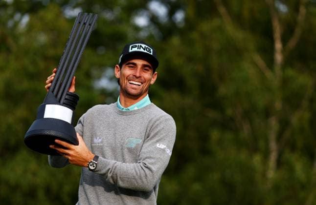 Sport Bilder des Tages Joaquin Niemann of Chile celebrates winning the tournament. LIV Golf UK, Day Three, Golf, JCB Golf & Country Club, Uttoxeter, UK - 27 Jul 2025Uttoxeter JCB Golf & Country Club United Kingdom EDITORIAL USE ONLY No use with unauthorised audio, video, data, fixture lists, club league logos or live services. Online in-match use limited to 120 images, no video emulation. No use in betting, games or single club league player publications. Copyright: xJamesxMarsh Shutterstockx 15410873cb