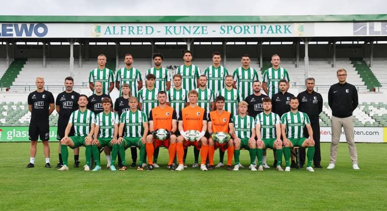 Team presentation Chemie Leipzig Regionalliga BSG Chemie Leipzig Regionalliga Nordost, Porträttermin 2025 2026, Team photo , Back row from left Yehor Chyher, Rudolf Sanin, Stanley Ratifo, Lorenz Hollenbach, Marc Enke, Julian Weigel, Pilipp Wendt , middle row from left co-coach Markus Wolf, head coach Adrian Alipour, athletics coach Erik Fischer, physiotherapist Kira Dörnte Doernte, Julius Hoffmann, Lasse Timpelan, Tim Kiessling Kiessling, Tim Bunge, physiotherapist Leon Philipp Dastych, team manager Daniel Heinze, physiotherapist Alireza Hamzehian, sporting director David Bergner, front row from left Valon Aliji, Fynn Seidel, Rajk Lisinski, goalkeeper Florian Horenburg, Goalkeeper Luca Böggemann Boeggemann, Goalkeeper Tom Eisfeld, Lukas Griebsch, Maxime Langner, Jannik Mäder Maeder , Leipzig, 26 07 2025, Alfred Kunze Sportpark, Football , For editorial use only Only editorial use