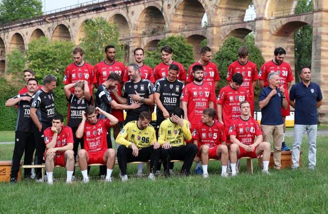 29 07 2025, Germany, Bietigheim, Handball 2 Bundesliga, SG BBM Bietigheim Portrait appointment, Front row from left Juan de la Pena 13 , Moritz Strosack 29 , Alexander Pfeifer 31 , Jan Hrdlicka 96 , Martin Tomovski 24 , Nico Bacani 5 , Till Hermann 41 , Max Prantner 66 Middle row from left Tom Görres Athletic Trainer , Lisa Frey Physio , Jens Rith Team Manager , Manuel Schmidt Co Coach , Iker Romero Head Coach , Jürgen Müller Goalkeeper Coach , Dr Johannes Buderer Doctor , Dr Georgios Karavalakis Doctor Back row from left Nikola Vlahovic 3 , Tom Wolf 10 , Djibril M Bengue 33 , Dominik Claus 7 , Fynn Nicolaus 14 , Fabian Wiederstein 18 , Alen Hadzimuhamedovic 8 , Jonathan Fischer 36