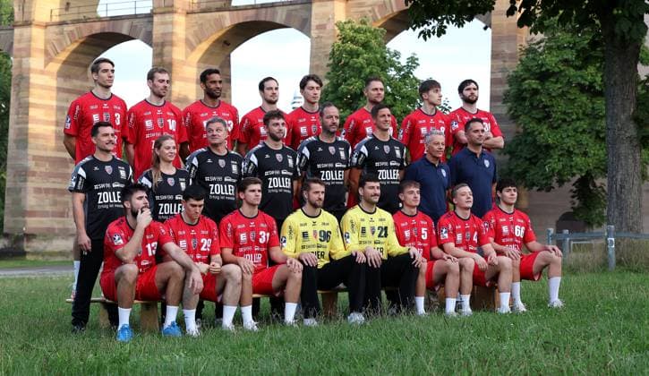 29 07 2025, Germany, Bietigheim, Handball 2 Bundesliga, SG BBM Bietigheim Portrait appointment, Front row from left Juan de la Pena 13 , Moritz Strosack 29 , Alexander Pfeifer 31 , Jan Hrdlicka 96 , Martin Tomovski 24 , Nico Bacani 5 , Till Hermann 41 , Max Prantner 66 Middle row from left Tom Görres Athletic Trainer , Lisa Frey Physio , Jens Rith Team Manager , Manuel Schmidt Co Coach , Iker Romero Head Coach , Jürgen Müller Goalkeeper Coach , Dr Johannes Buderer Doctor , Dr Georgios Karavalakis Doctor Back row from left Nikola Vlahovic 3 , Tom Wolf 10 , Djibril M Bengue 33 , Dominik Claus 7 , Fynn Nicolaus 14 , Fabian Wiederstein 18 , Alen Hadzimuhamedovic 8 , Jonathan Fischer 36