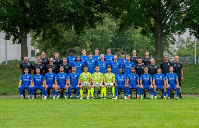 VSG Altglienicke NOFV Regionalliga Nordost, portrait date 2025 2026, team photo, top row from left goalkeeper coach Udo Gans, physiotherapist Maximilian Müschner, Patrick Emmanuel Abe, Jonas Hartl, Nico Lübke, Jonas Nietfeld, Syaband Ali, physiotherapist Lorent Idrizi, analyst Lenas Neubauer Middle row from left Torsten Mattuschka sporting director, co-trainer Dan Twardzik, trainer Ersan Parlatan, co-trainer Ercan Aydinoglu, David Kebe, Ben Wagner, Paul Manske, Anthony Roczen, Johannes Manske, athletics coach Türker Öztürk, equipment manager Jürgen Pastille, team manager Mauricio Marin, goalkeeping coach Oliver Hähnke Bottom row from l Julien Friedrich, Dominik Schickersinsky, Louis Wagner, Ugur Ogulcan Tezel, Patrick Kapp, goalkeeper Malik Liao, goalkeeper Luis Zwick, goalkeeper Luis Klatte, Sydney Mohamed Sylla, Biyan Kizildemir, Philip Türpitz, Noah Kardam, Tim Rieder 17 07 2025, Copyright: xSebastianxRäppold MatthiasxKochx