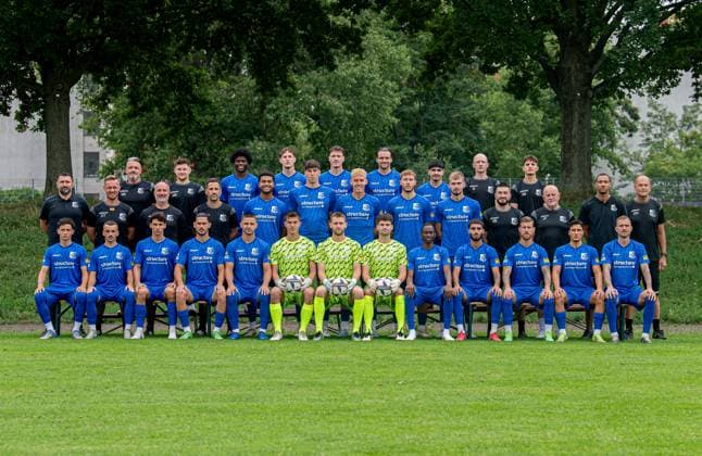 VSG Altglienicke NOFV Regionalliga Nordost, portrait date 2025 2026, team photo, top row from left goalkeeper coach Udo Gans, physiotherapist Maximilian Müschner, Patrick Emmanuel Abe, Jonas Hartl, Nico Lübke, Jonas Nietfeld, Syaband Ali, physiotherapist Lorent Idrizi, analyst Lenas Neubauer Middle row from left Torsten Mattuschka sporting director, co-trainer Dan Twardzik, trainer Ersan Parlatan, co-trainer Ercan Aydinoglu, David Kebe, Ben Wagner, Paul Manske, Anthony Roczen, Johannes Manske, athletics coach Türker Öztürk, equipment manager Jürgen Pastille, team manager Mauricio Marin, goalkeeping coach Oliver Hähnke Bottom row from l Julien Friedrich, Dominik Schickersinsky, Louis Wagner, Ugur Ogulcan Tezel, Patrick Kapp, goalkeeper Malik Liao, goalkeeper Luis Zwick, goalkeeper Luis Klatte, Sydney Mohamed Sylla, Biyan Kizildemir, Philip Türpitz, Noah Kardam, Tim Rieder 17 07 2025, Copyright: xSebastianxRäppold MatthiasxKochx