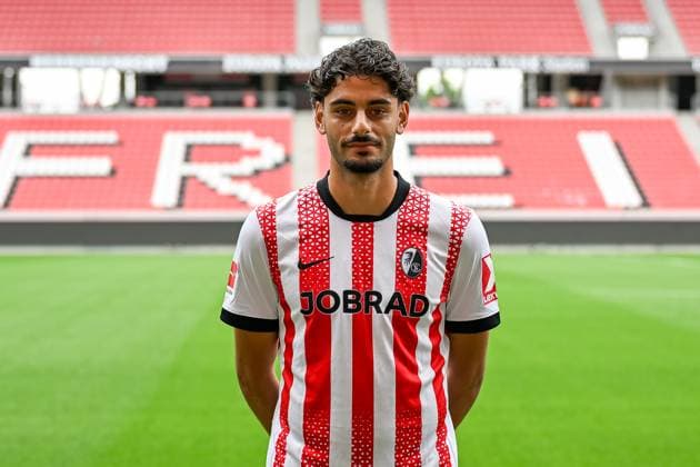 Eren Dinkci SC Freiburg, 18 GER, SC Freiburg, Football, 1 BL, portrait date 2025 2026, 30 07 2025 GER, SC Freiburg, Football, 1 BL, portrait date 2025 2026, 30 07 2025 Freiburg Copyright: xEibner-Pressefoto ThomasxHessx EP_THS