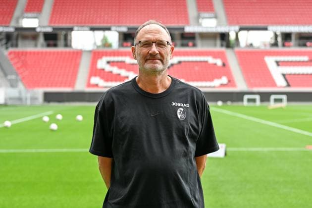 Dr. Jochen Gruber SC Freiburg, Team Doctor GER, SC Freiburg, Football, 1 BL, Portraettermin 2025 2026, 30 07 2025 GER, SC Freiburg, Football, 1 BL, Portraettermin 2025 2026, 30 07 2025 Freiburg Copyright: xEibner-Pressefoto ThomasxHessx EP_THS