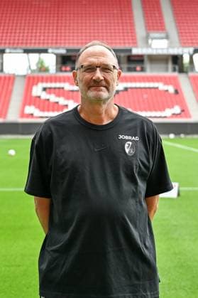 Dr. Jochen Gruber SC Freiburg, Team Doctor GER, SC Freiburg, Football, 1 BL, Portraettermin 2025 2026, 30 07 2025 GER, SC Freiburg, Football, 1 BL, Portraettermin 2025 2026, 30 07 2025 Freiburg Copyright: xEibner-Pressefoto ThomasxHessx EP_THS