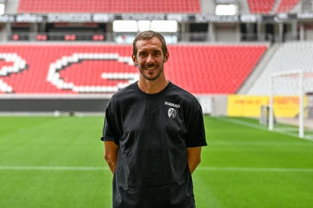 Julian Schuster SC Freiburg, Coach GER, SC Freiburg, Football, 1 BL, Portraettermin 2025 2026, 30 07 2025 GER, SC Freiburg, Football, 1 BL, Portraettermin 2025 2026, 30 07 2025 Freiburg Copyright: xEibner-Pressefoto ThomasxHessx EP_THS