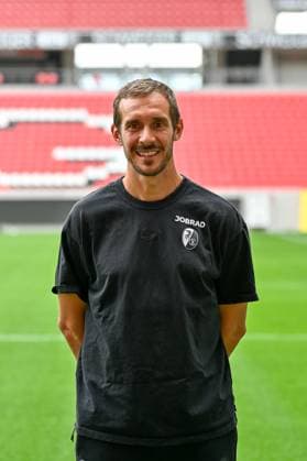 Julian Schuster SC Freiburg, Coach GER, SC Freiburg, Football, 1 BL, Portraettermin 2025 2026, 30 07 2025 GER, SC Freiburg, Football, 1 BL, Portraettermin 2025 2026, 30 07 2025 Freiburg Copyright: xEibner-Pressefoto ThomasxHessx EP_THS