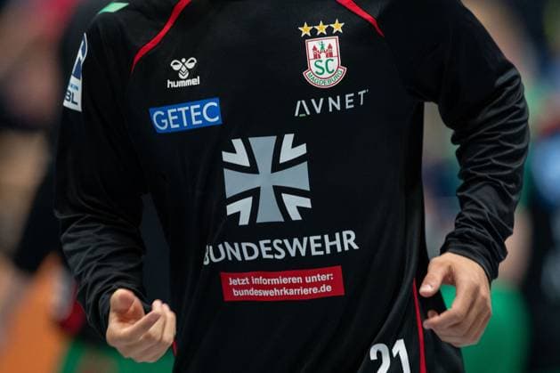 30 07 2025, xtgx, handball, test match, SC Magdeburg Fredericia Handboldklub v l SC Magdeburg advertises on the warm-up jerseys for the Bundeswehr symbol photo, symbol image, advertising, sponsor, Bundeswehr, army, military Ilsenburg