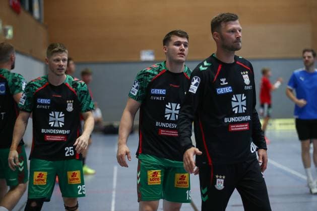 30 07 2025, xtgx, handball, test match, SC Magdeburg Fredericia Handboldklub v l Sebastian Barthold Magdebug, 25 , Elvar Orn Jonsson Magdeburg, 19 , Philipp Weber Magdeburg, 20 SC Magdeburg advertises on the warm-up jerseys for the Bundeswehr symbol photo, symbol image, advertising, sponsor, Bundeswehr, army, military Ilsenburg